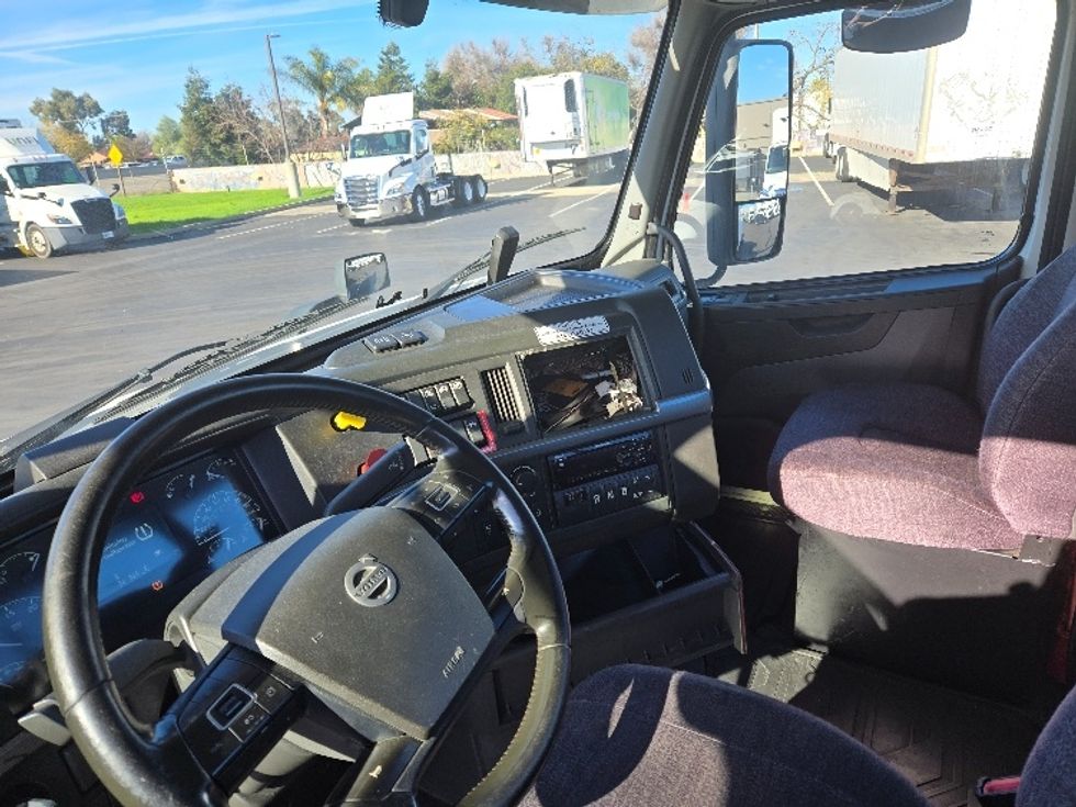 Day Cab Tractor-Heavy Duty Tractors-Volvo-2020-VNR64300-Stockton-CA-507,537\n\t\tmiles-$ 51,250 - Image 10
