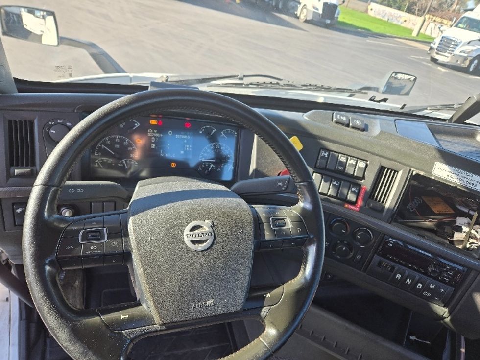 Day Cab Tractor-Heavy Duty Tractors-Volvo-2020-VNR64300-Stockton-CA-507,537\n\t\tmiles-$ 51,250 - Image 11