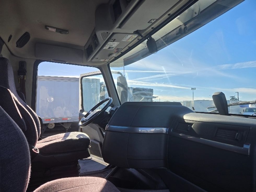 Day Cab Tractor-Heavy Duty Tractors-Volvo-2020-VNR64300-Stockton-CA-507,537\n\t\tmiles-$ 51,250 - Image 12