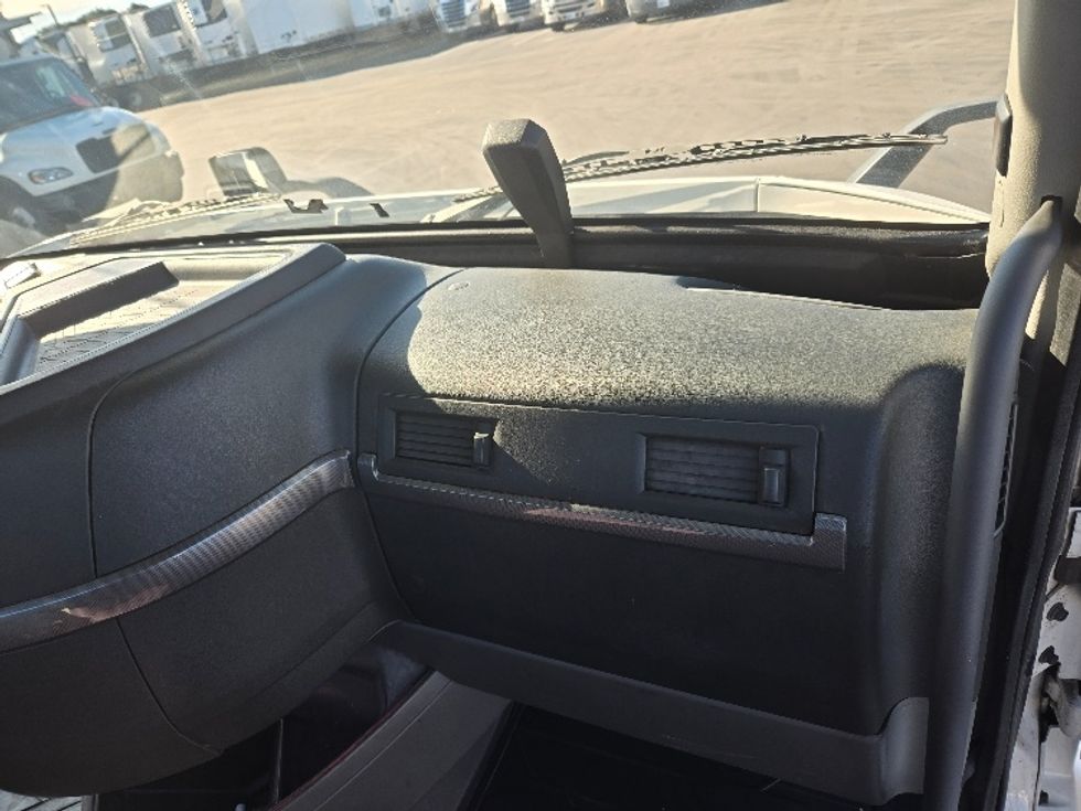 Day Cab Tractor-Heavy Duty Tractors-Volvo-2020-VNR64300-Stockton-CA-507,537\n\t\tmiles-$ 51,250 - Image 13