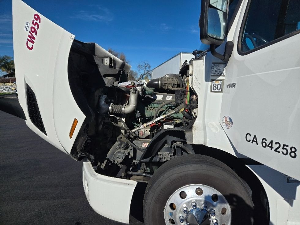 Day Cab Tractor-Heavy Duty Tractors-Volvo-2020-VNR64300-Stockton-CA-507,537\n\t\tmiles-$ 51,250 - Image 16