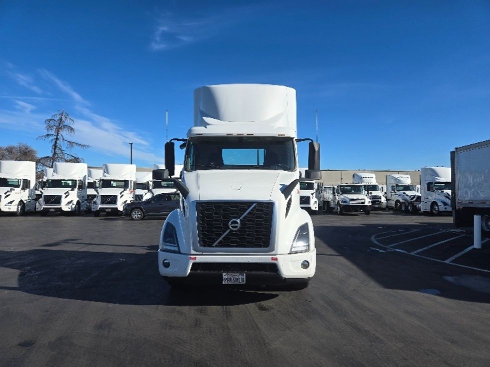 Day Cab Tractor-Heavy Duty Tractors-Volvo-2020-VNR64300-Stockton-CA-507,537\n\t\tmiles-$ 51,250 - Image 2