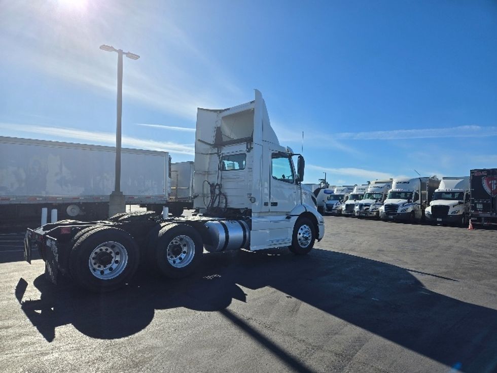 Day Cab Tractor-Heavy Duty Tractors-Volvo-2020-VNR64300-Stockton-CA-507,537\n\t\tmiles-$ 51,250 - Image 7