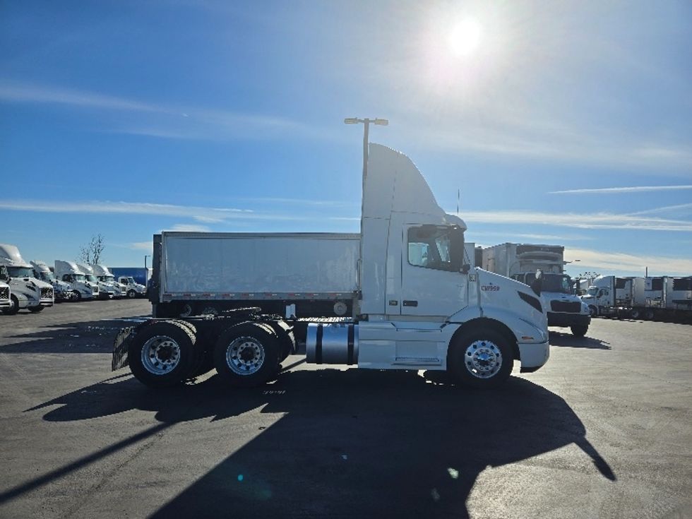 Day Cab Tractor-Heavy Duty Tractors-Volvo-2020-VNR64300-Stockton-CA-507,537\n\t\tmiles-$ 51,250 - Image 8