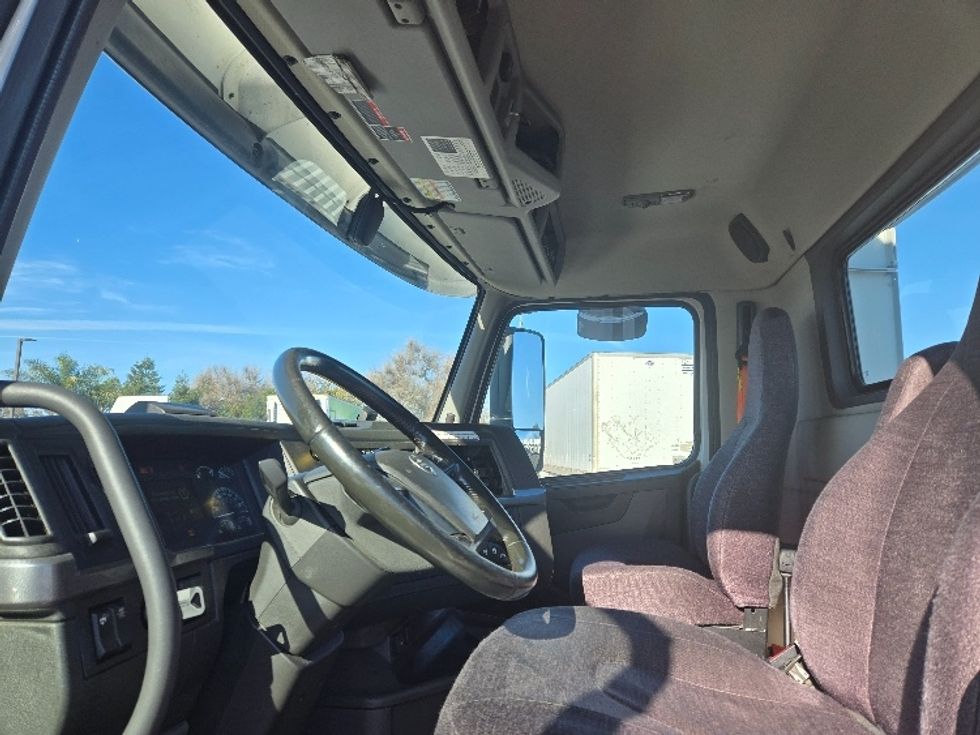 Day Cab Tractor-Heavy Duty Tractors-Volvo-2020-VNR64300-Stockton-CA-507,537\n\t\tmiles-$ 51,250 - Image 9