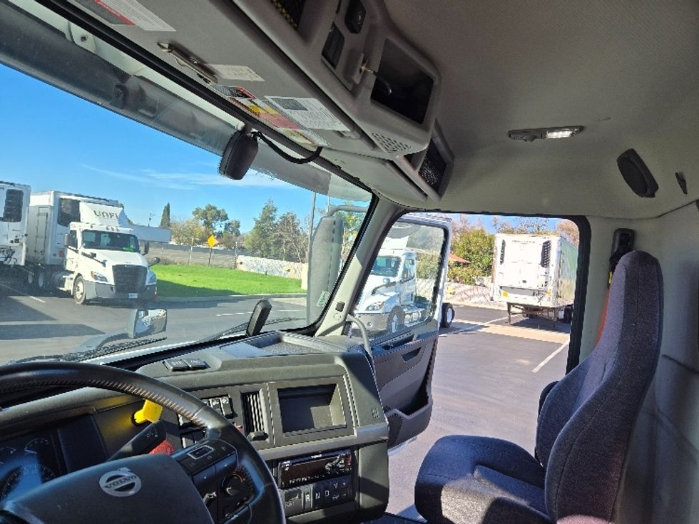 Day Cab Tractor-Heavy Duty Tractors-Volvo-2020-VNR64300-Stockton-CA-512,296\n\t\tmiles-$ 50,750 - Image 10