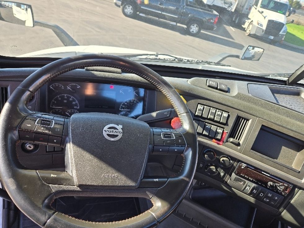 Day Cab Tractor-Heavy Duty Tractors-Volvo-2020-VNR64300-Stockton-CA-512,296\n\t\tmiles-$ 50,750 - Image 11