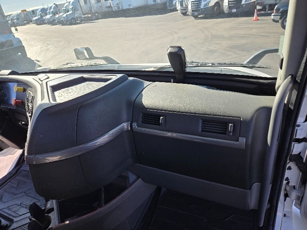 Day Cab Tractor-Heavy Duty Tractors-Volvo-2020-VNR64300-Stockton-CA-512,296\n\t\tmiles-$ 50,750 - Image 13