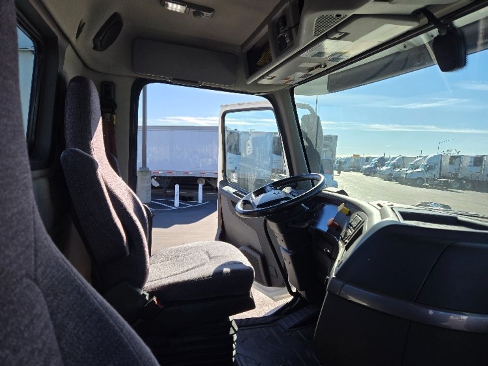 Day Cab Tractor-Heavy Duty Tractors-Volvo-2020-VNR64300-Stockton-CA-512,296\n\t\tmiles-$ 50,750 - Image 14