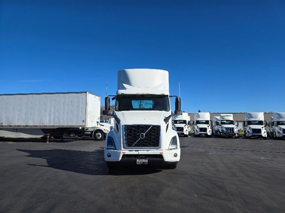 Day Cab Tractor-Heavy Duty Tractors-Volvo-2020-VNR64300-Stockton-CA-512,296\n\t\tmiles-$ 50,750 - Image 2