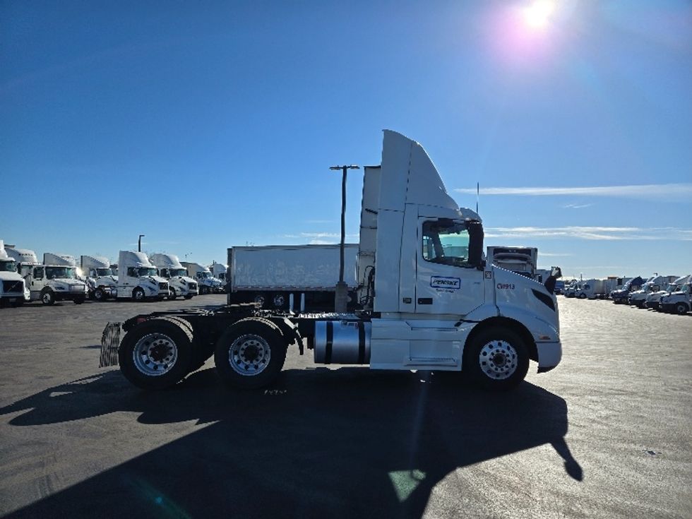 Day Cab Tractor-Heavy Duty Tractors-Volvo-2020-VNR64300-Stockton-CA-512,296\n\t\tmiles-$ 50,750 - Image 8
