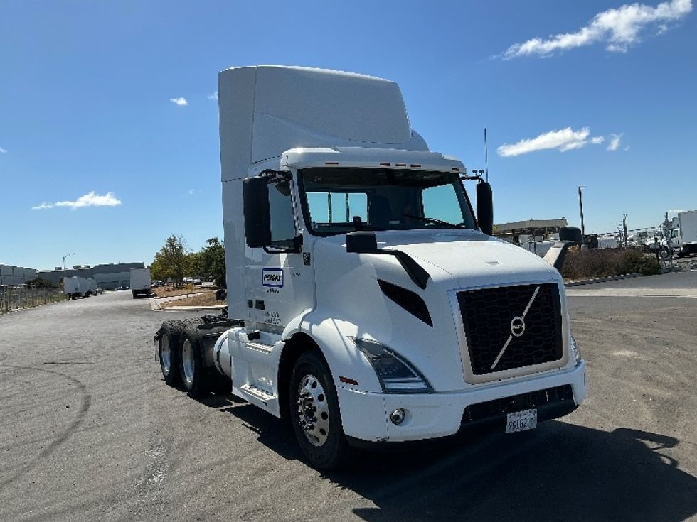 Day Cab Tractor-Heavy Duty Tractors-Volvo-2020-VNR64300-Stockton-CA-515,975\n\t\tmiles-$ 38,250 - Image 1