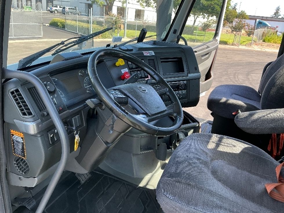 Day Cab Tractor-Heavy Duty Tractors-Volvo-2020-VNR64300-Stockton-CA-515,975\n\t\tmiles-$ 38,250 - Image 10