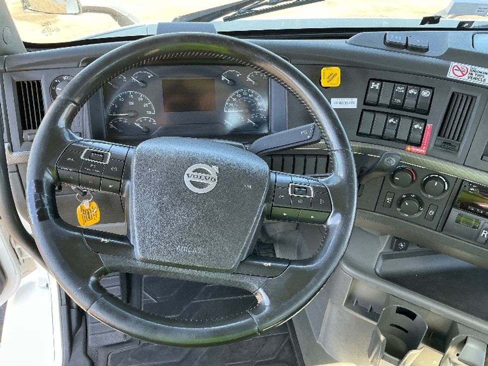 Day Cab Tractor-Heavy Duty Tractors-Volvo-2020-VNR64300-Stockton-CA-515,975\n\t\tmiles-$ 38,250 - Image 11