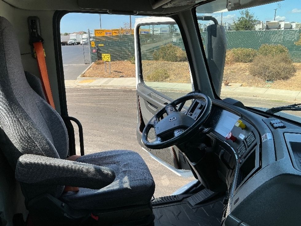 Day Cab Tractor-Heavy Duty Tractors-Volvo-2020-VNR64300-Stockton-CA-515,975\n\t\tmiles-$ 38,250 - Image 14