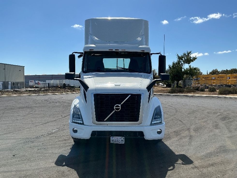 Day Cab Tractor-Heavy Duty Tractors-Volvo-2020-VNR64300-Stockton-CA-515,975\n\t\tmiles-$ 38,250 - Image 2