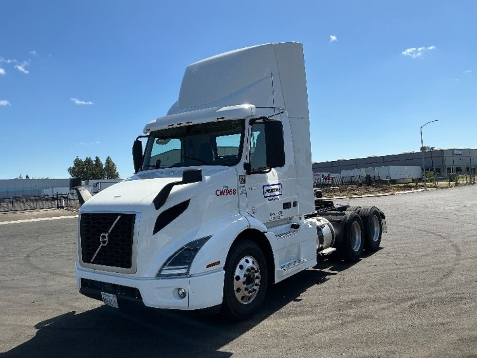 Day Cab Tractor-Heavy Duty Tractors-Volvo-2020-VNR64300-Stockton-CA-515,975\n\t\tmiles-$ 38,250 - Image 3