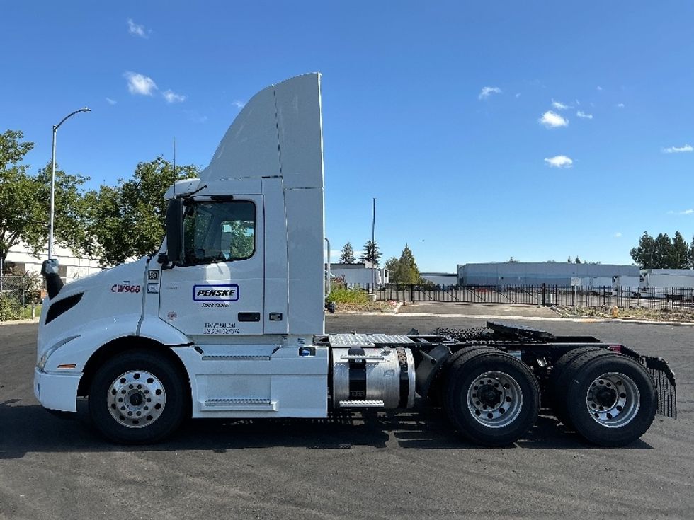 Day Cab Tractor-Heavy Duty Tractors-Volvo-2020-VNR64300-Stockton-CA-515,975\n\t\tmiles-$ 38,250 - Image 4