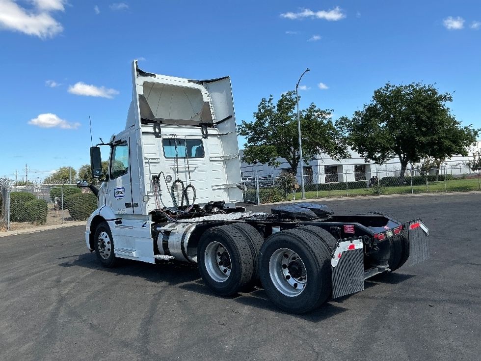 Day Cab Tractor-Heavy Duty Tractors-Volvo-2020-VNR64300-Stockton-CA-515,975\n\t\tmiles-$ 38,250 - Image 5