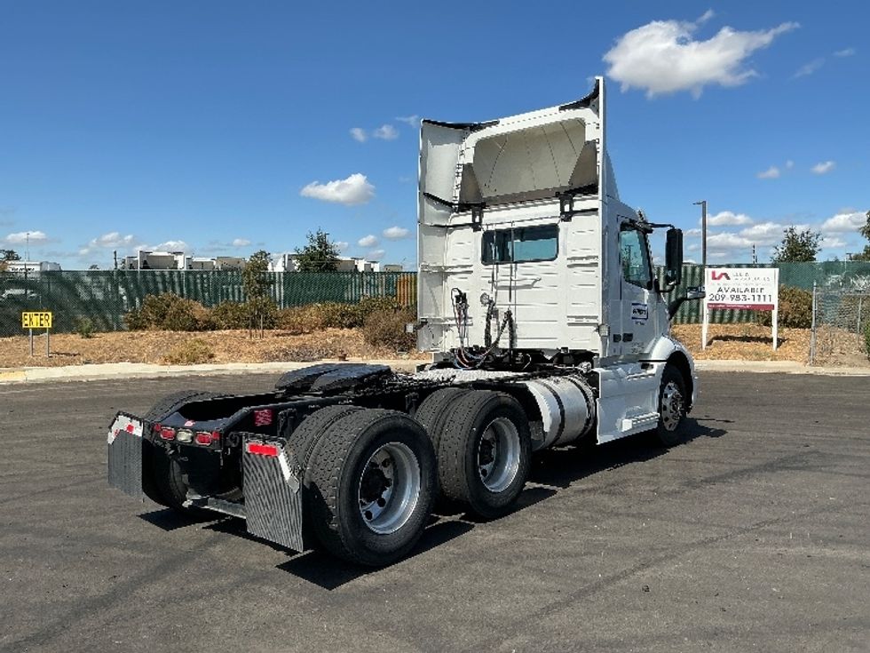 Day Cab Tractor-Heavy Duty Tractors-Volvo-2020-VNR64300-Stockton-CA-515,975\n\t\tmiles-$ 38,250 - Image 7