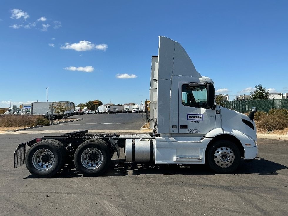 Day Cab Tractor-Heavy Duty Tractors-Volvo-2020-VNR64300-Stockton-CA-515,975\n\t\tmiles-$ 38,250 - Image 8