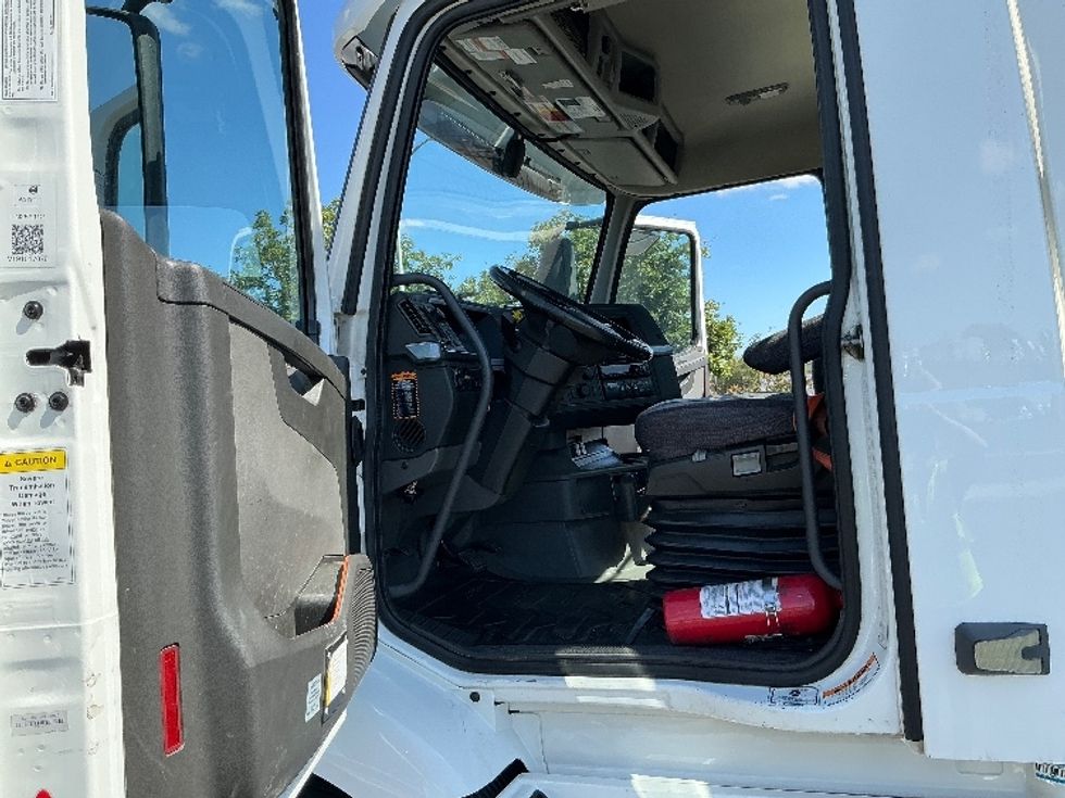 Day Cab Tractor-Heavy Duty Tractors-Volvo-2020-VNR64300-Stockton-CA-515,975\n\t\tmiles-$ 38,250 - Image 9