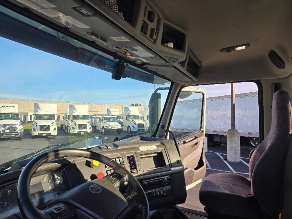 Day Cab Tractor-Heavy Duty Tractors-Volvo-2020-VNR64300-Stockton-CA-516,482\n\t\tmiles-$ 52,000 - Image 10