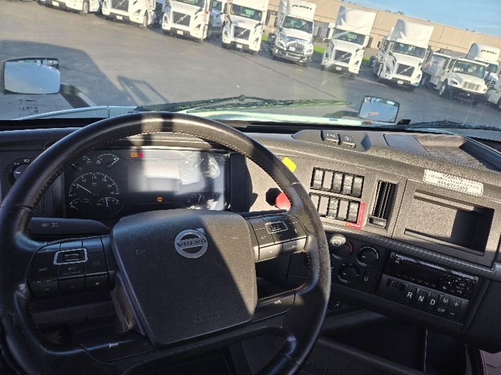 Day Cab Tractor-Heavy Duty Tractors-Volvo-2020-VNR64300-Stockton-CA-516,482\n\t\tmiles-$ 52,000 - Image 11