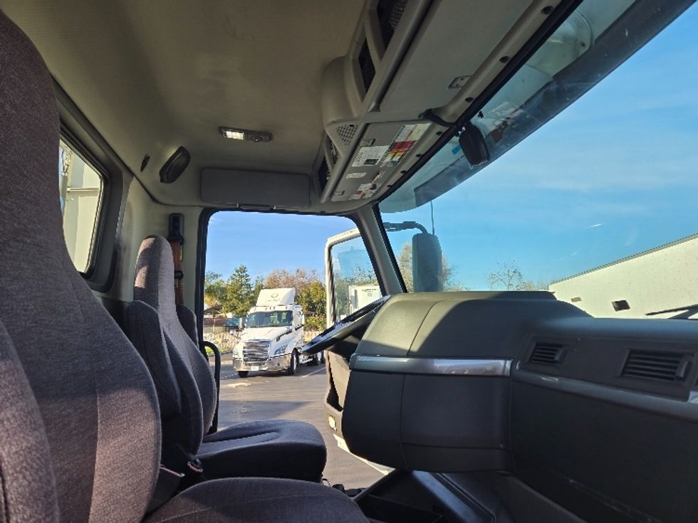 Day Cab Tractor-Heavy Duty Tractors-Volvo-2020-VNR64300-Stockton-CA-516,482\n\t\tmiles-$ 52,000 - Image 12