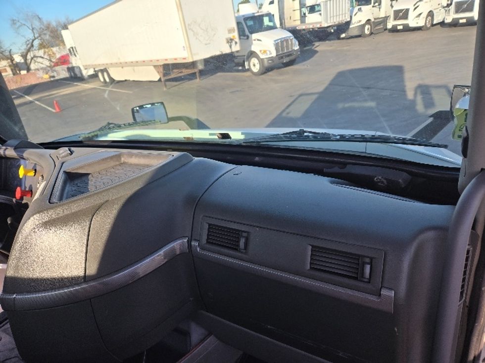 Day Cab Tractor-Heavy Duty Tractors-Volvo-2020-VNR64300-Stockton-CA-516,482\n\t\tmiles-$ 52,000 - Image 13