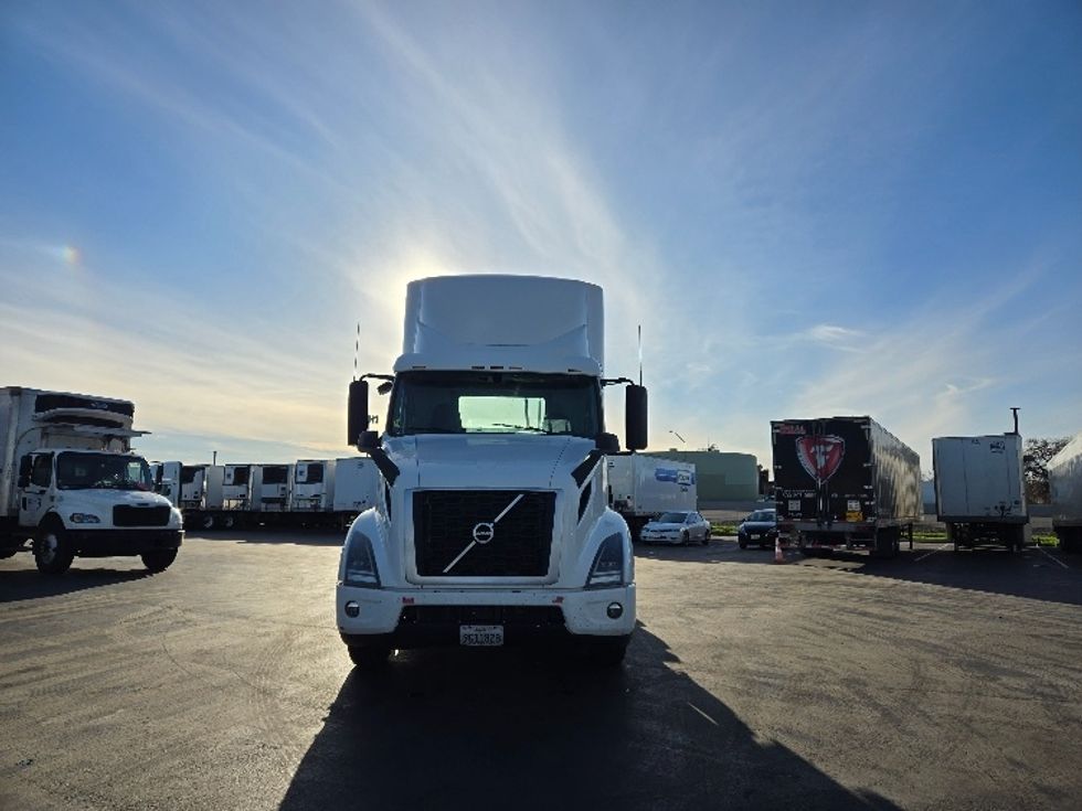 Day Cab Tractor-Heavy Duty Tractors-Volvo-2020-VNR64300-Stockton-CA-516,482\n\t\tmiles-$ 52,000 - Image 2