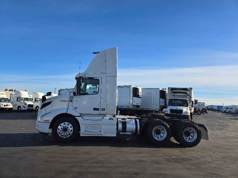 Day Cab Tractor-Heavy Duty Tractors-Volvo-2020-VNR64300-Stockton-CA-516,482\n\t\tmiles-$ 52,000 - Image 4