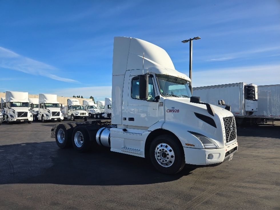 Day Cab Tractor-Heavy Duty Tractors-Volvo-2020-VNR64300-Stockton-CA-516,522\n\t\tmiles-$ 50,250 - Image 1