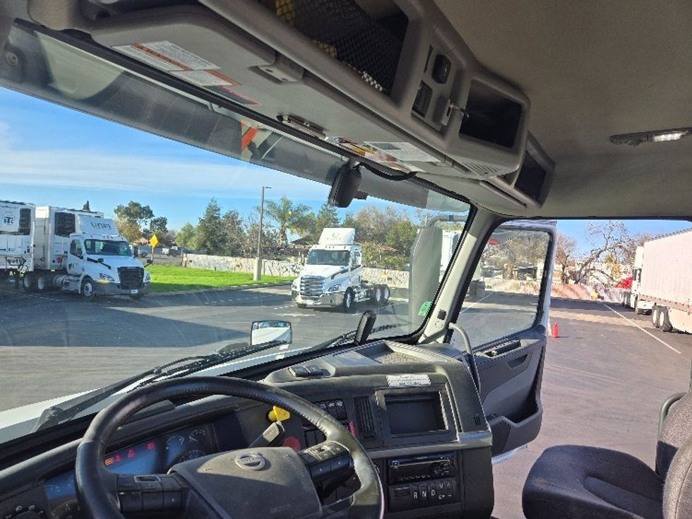 Day Cab Tractor-Heavy Duty Tractors-Volvo-2020-VNR64300-Stockton-CA-516,522\n\t\tmiles-$ 50,250 - Image 10