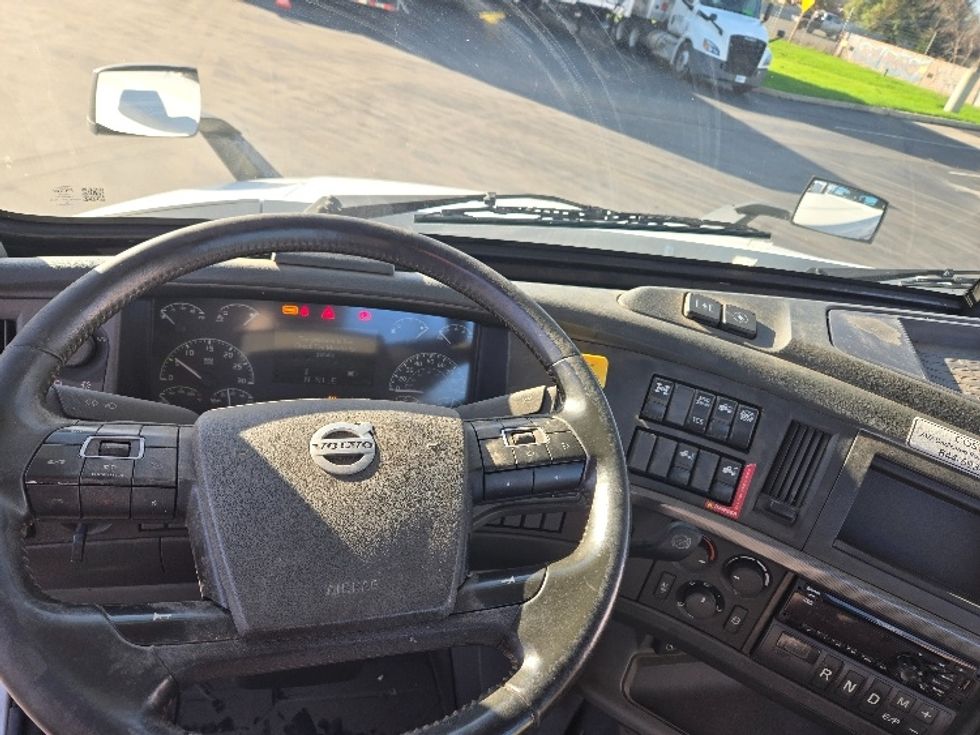 Day Cab Tractor-Heavy Duty Tractors-Volvo-2020-VNR64300-Stockton-CA-516,522\n\t\tmiles-$ 50,250 - Image 11