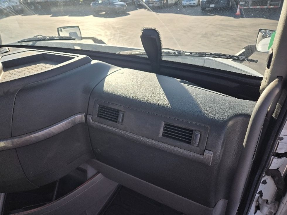 Day Cab Tractor-Heavy Duty Tractors-Volvo-2020-VNR64300-Stockton-CA-516,522\n\t\tmiles-$ 50,250 - Image 13