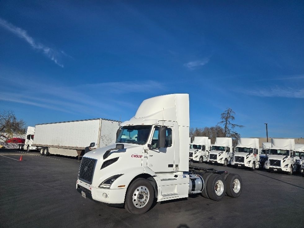 Day Cab Tractor-Heavy Duty Tractors-Volvo-2020-VNR64300-Stockton-CA-516,522\n\t\tmiles-$ 50,250 - Image 3