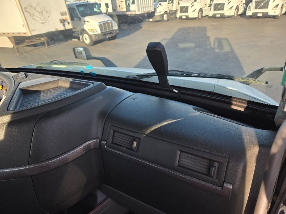 Day Cab Tractor-Heavy Duty Tractors-Volvo-2020-VNR64300-Stockton-CA-517,094\n\t\tmiles-$ 50,250 - Image 13