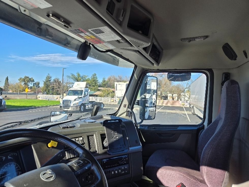 Day Cab Tractor-Heavy Duty Tractors-Volvo-2020-VNR64300-Stockton-CA-517,694\n\t\tmiles-$ 50,250 - Image 10