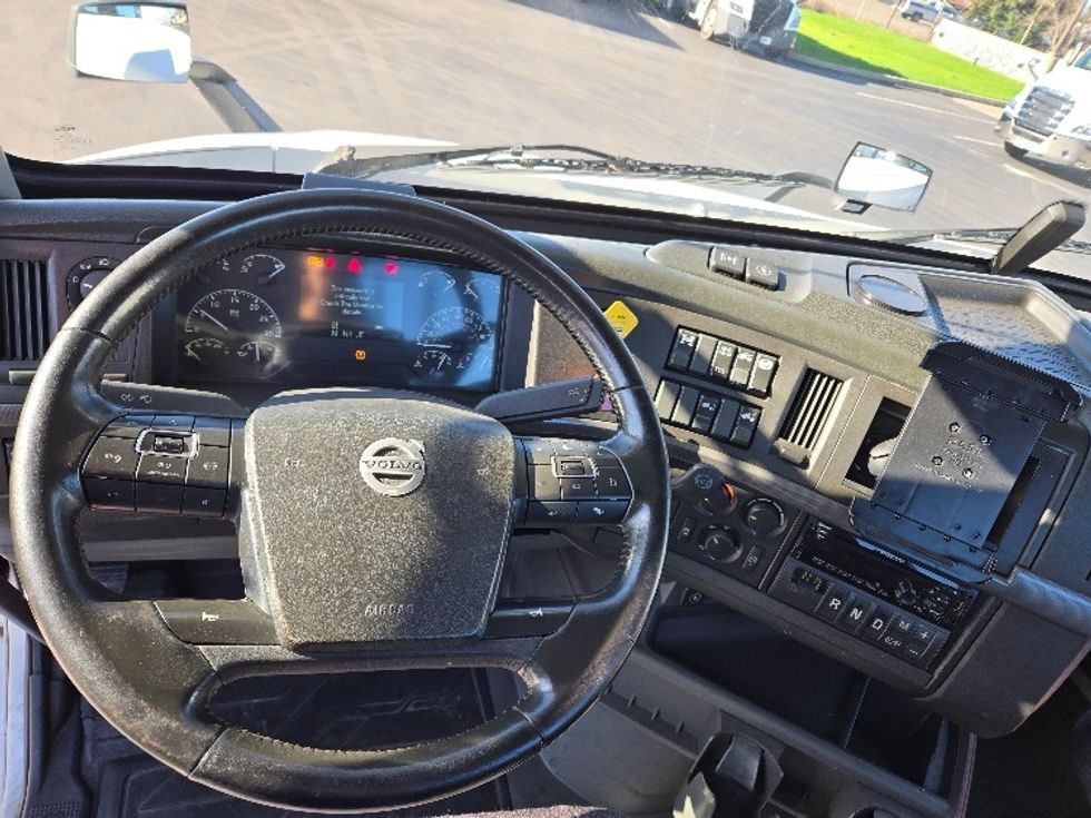Day Cab Tractor-Heavy Duty Tractors-Volvo-2020-VNR64300-Stockton-CA-517,694\n\t\tmiles-$ 50,250 - Image 11
