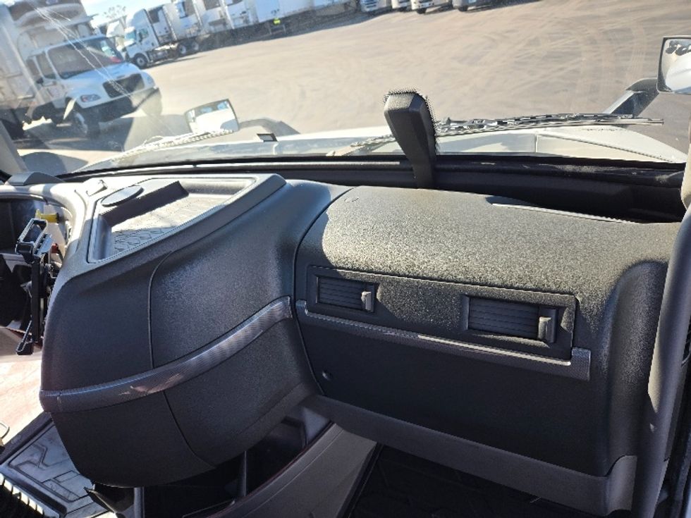 Day Cab Tractor-Heavy Duty Tractors-Volvo-2020-VNR64300-Stockton-CA-517,694\n\t\tmiles-$ 50,250 - Image 13