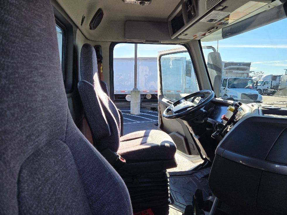 Day Cab Tractor-Heavy Duty Tractors-Volvo-2020-VNR64300-Stockton-CA-517,694\n\t\tmiles-$ 50,250 - Image 14