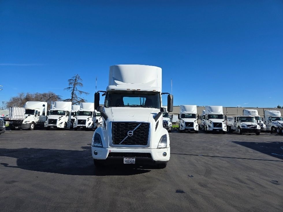 Day Cab Tractor-Heavy Duty Tractors-Volvo-2020-VNR64300-Stockton-CA-517,694\n\t\tmiles-$ 50,250 - Image 2