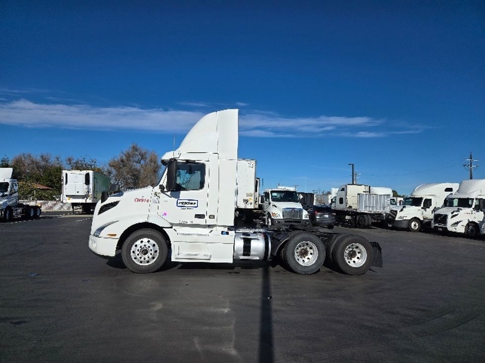 Day Cab Tractor-Heavy Duty Tractors-Volvo-2020-VNR64300-Stockton-CA-517,694\n\t\tmiles-$ 50,250 - Image 4