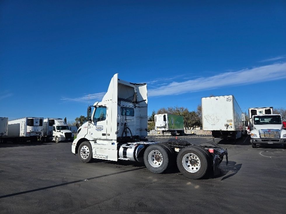 Day Cab Tractor-Heavy Duty Tractors-Volvo-2020-VNR64300-Stockton-CA-517,694\n\t\tmiles-$ 50,250 - Image 5