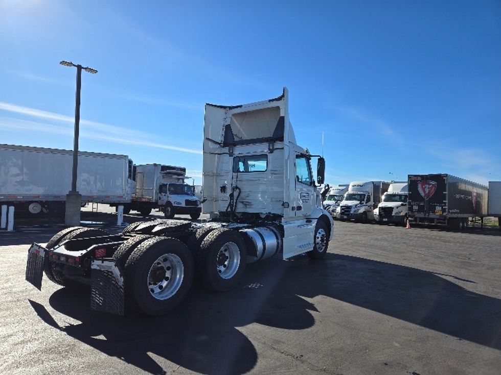 Day Cab Tractor-Heavy Duty Tractors-Volvo-2020-VNR64300-Stockton-CA-517,694\n\t\tmiles-$ 50,250 - Image 7