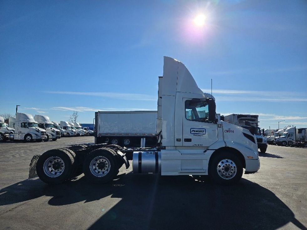 Day Cab Tractor-Heavy Duty Tractors-Volvo-2020-VNR64300-Stockton-CA-517,694\n\t\tmiles-$ 50,250 - Image 8