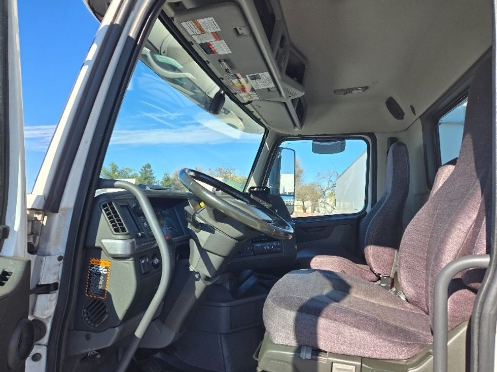 Day Cab Tractor-Heavy Duty Tractors-Volvo-2020-VNR64300-Stockton-CA-517,694\n\t\tmiles-$ 50,250 - Image 9