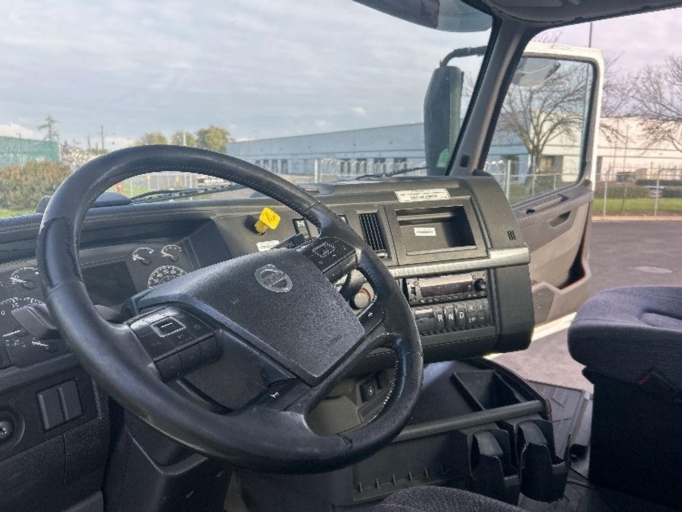 Day Cab Tractor-Heavy Duty Tractors-Volvo-2020-VNR64300-Stockton-CA-519,240\n\t\tmiles-$ 36,750 - Image 10