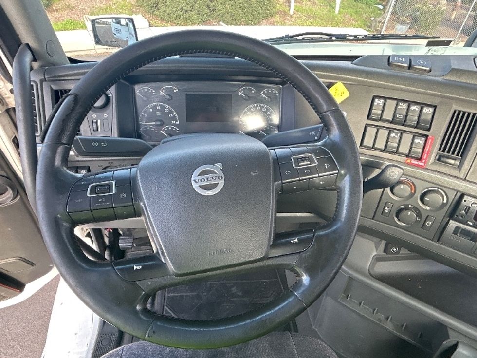 Day Cab Tractor-Heavy Duty Tractors-Volvo-2020-VNR64300-Stockton-CA-519,240\n\t\tmiles-$ 36,750 - Image 11